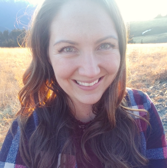 Meet your Posher, Nicole - Picture 2 of 2